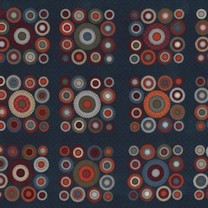 Op de afbeelding: Een herhalend patroon van kleurrijke, cirkelvormige ontwerpen op een donkerblauwe achtergrond. De cirkels hebben tinten oranje, rood, blauw en crème, waardoor een geometrische en getextureerde uitstraling ontstaat. Het ontwerp doet denken aan een textiel- of stofpatroon.