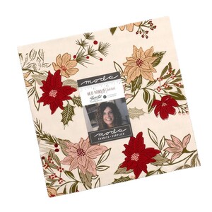 Könnte beinhalten: Ein quadratisches Stoffbündel mit cremefarbenem Hintergrund, verziert mit einem floralen Muster aus roten Weihnachtssternen, rosa und beigen Blüten und grünem Laub. Ein Etikett mit Text und einem Foto ist angebracht. Der Stoff stammt aus der "Old World"-Kollektion.