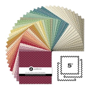 Peut inclure: Un assortiment de 42 carrés de tissu, chacun de 12,7 cm x 12,7 cm, disposés en éventail. Les carrés présentent divers motifs et couleurs, notamment des pois, des carreaux et des teintes unies. L'étiquette indique "andover" et "Quiltessential Minis by Laundry Basket Quilts."