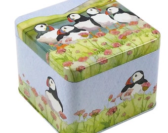 Petite boîte carrée Emma Ball Sea Thrift macareux avec couvercle. Hauteur 10 cm, largeur 10 cm, profondeur 8 cm. Parfait pour le rangement de couture/artisanat, friandises pour animaux de compagnie