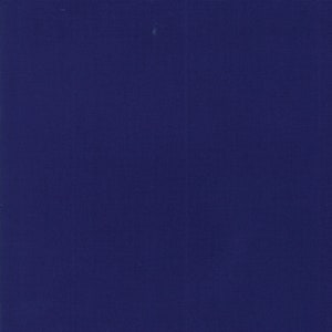 Op de afbeelding: Een effen, diepblauwe achtergrond.