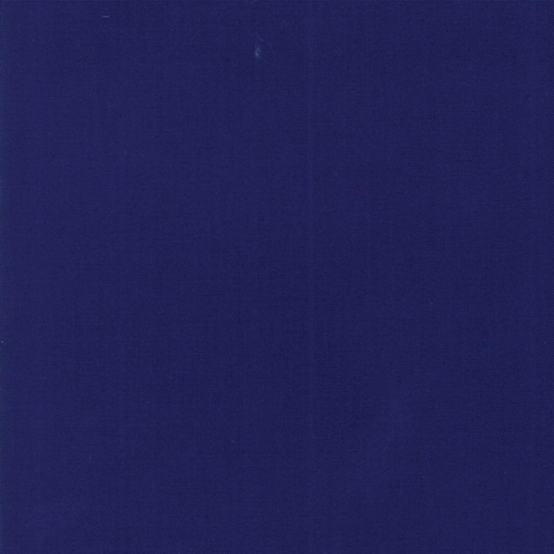 Op de afbeelding: Een effen, diepblauwe achtergrond.