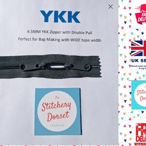 Könnte beinhalten: Ein 4,5 mm YKK-Reißverschluss mit Doppelzug, perfekt für die Herstellung von Taschen. Der Reißverschluss ist grau und hat eine breite Bandbreite. Das Bild zeigt auch ein kleines blaues und weißes Etikett mit dem Text "The Stitchery Dorset Handmade".