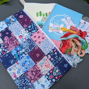 Borsa Patchwork Project in Tessuto Liberty. Blues e Viola. 14" Largo x 10" Alto. Completamente foderato, apertura zip, interfacciato, stabilizzato, con tag