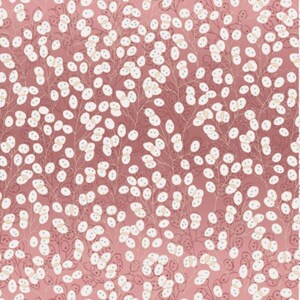 Op de afbeelding: Een herhalend patroon van witte, ovale zaaddozen op dunne, beige stelen tegen een zachte, stoffige roze achtergrond. Het ontwerp heeft een delicaat, botanisch gevoel, met subtiele schaduwen en een gradiënteffect.