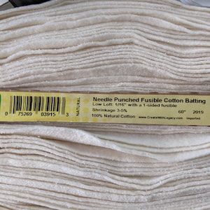 Può includere: Un rotolo di ovatta di cotone fusibile ad aghi di colore naturale. L'etichetta riporta "Low Loft: 1/16" con un fusibile unilaterale Ritiro 3-5% 60" 2019 100% cotone naturale www.CreateWithLegacy.com importato YD: 15 M: 13.7"