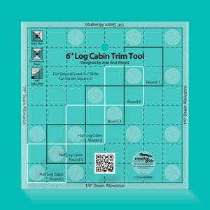 Op de afbeelding: Een turquoise blauwe 15 cm Log Cabin Trim Tool ontworpen door Jean Ann Wright. De tool heeft een raster met cirkels en lijnen om stofstroken te snijden voor log cabin quiltblokken. Het bevat instructies voor het snijden van stroken van minimaal 3,8 cm breed en een middelste vierkant van 5 cm. De tool bevat ook een QR-code en de tekst "creative grids".
