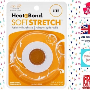 Può includere: Un rotolo di adesivo termoadesivo Heat'n Bond Soft Stretch Lite bianco, di 15,9 mm per 9,1 m, realizzato negli Stati Uniti. L'adesivo è confezionato in una scatola gialla e bianca con il nome del marchio e le informazioni sul prodotto.