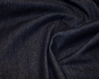 8oz gewassen denimstof 'schaduw donker denimblauw'.  58 in (145 cm) breed. 100% katoen. Gewicht: 287 g/m². Voor kleding, handwerk en meubels.
