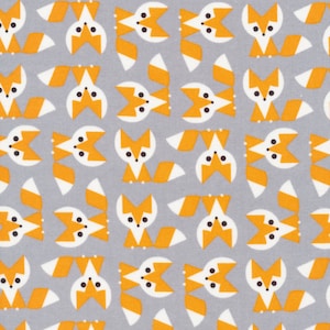 Puede incluir: Un patrón repetido de zorros estilizados en naranja y blanco sobre un fondo gris. Los zorros están representados en un estilo geométrico simple, con orejas y colas triangulares. El patrón está espaciado uniformemente, creando un diseño lúdico y caprichoso.
