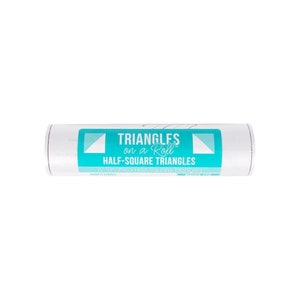 Peut inclure: Un rouleau de tissu blanc avec le texte "Triangles on a Roll" et "Half-Square Triangles" en bleu turquoise. Le rouleau est étiqueté avec "6" triangles à demi-carré finis.