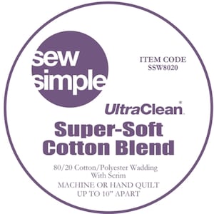 Può includere: Un'etichetta circolare con bordo e testo viola. L'etichetta recita "sew simple" in un cerchio viola. Sotto, c'è scritto "UltraClean Super-Soft Cotton Blend". Indica anche "Trapunta a macchina o a mano fino a 25,4 cm di distanza."
