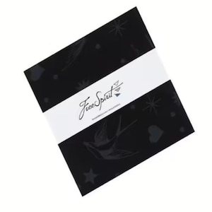 Tula Pink, Linework, Fairy Flakes FB8CPTP Ink. 13 cm Charm Pack, 5 cm Stacker, 42 x 5 Zoll Quadrate. Baumwoll-Quiltstoff. Gleicher Stoff überall.