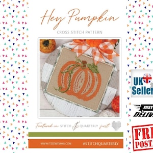 Può includere: Schema di punto croce con una zucca con il testo "Hey Pumpkin" su uno sfondo beige. Il modello è presentato in Stitch Quarterly first.