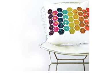 Patrón estampado de almohada Hexie de Modern Handcraft. Una versión más rápida del tradicional Paper Piecing inglés con un toque moderno. instrucción completa