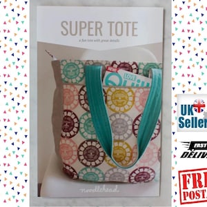 Op de afbeelding: Een naaipatroon voor een tote bag met een kleurrijk stoffen ontwerp. Het patroon heet "Super Tote" en bevat instructies voor het maken van een tote bag met geweldige details. Het patroon is van noodlehead.