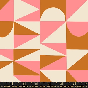 Op de afbeelding: Geometrische patroonstof met een herhalend ontwerp van roze, bruine en crème driehoeken en halve cirkels. De stof heeft een witte liniaal met zwarte markeringen en de tekst "RUBY STAR SOCIETY" erop gedrukt.