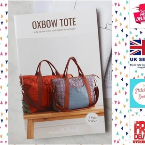 Può includere: Un opuscolo intitolato "OXBOW TOTE" mostra due borse tote. Una è arancione con un motivo trapuntato, e l'altra è blu con un design geometrico. Entrambe hanno manici e cinghie marroni. Il testo recita "a zip top tote in two sizes (regular & overnight)".