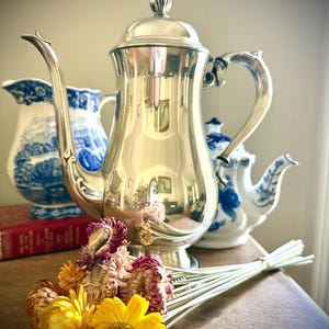 Vintage ONEIDA Silverplated Traditional Ornate Coffee pot or Teapot ,