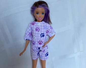 Ensemble de pyjama chemise et short mauve imprimé pattes pour poupée mannequin de la taille de Skipper