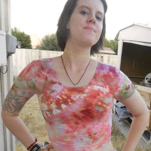 M08 - Adulte Large - L - tie-dye crop top - American Apparel tumblr trippy psychédélique rose rouge vert violet confortable