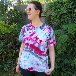 Q23 Adult Large Tie Dye T-shirt L Pink purple blue minimalist abstract psychedelic ice dye tee hippie boho bohemian trippy vaporwave image 9