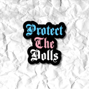 Puede incluir: Pegatina en blanco y negro con el texto "Protect the Dolls" en una fuente estilizada. Las palabras "Protect" y "Dolls" están en blanco, y la palabra "The" está en rosa.