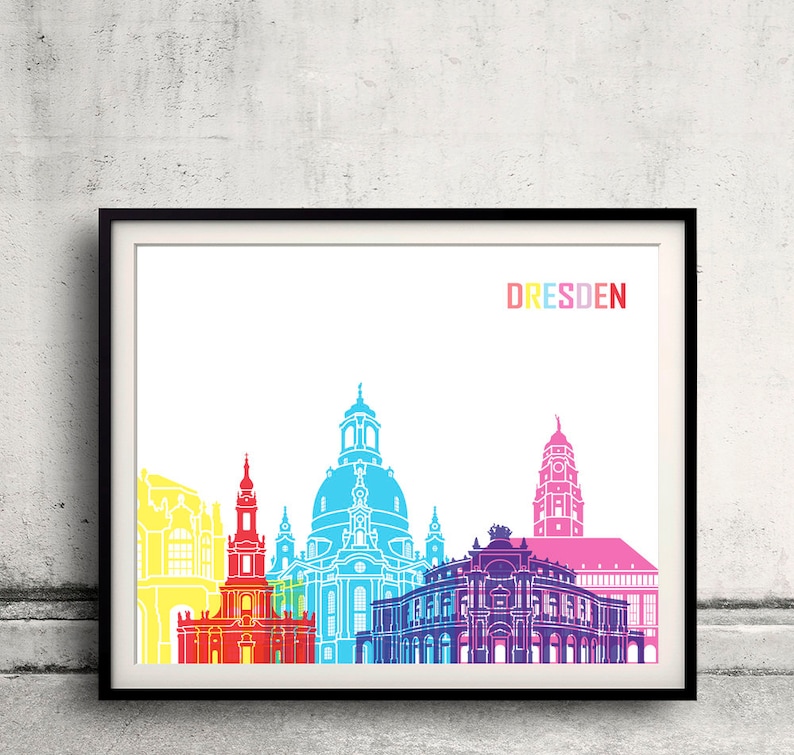 Puede incluir: Una ilustraci&oacute;n colorida del horizonte de Dresde, con edificios emblem&aacute;ticos como la Frauenkirche y el Palacio Zwinger. El texto "DRESDEN" se muestra en colores arco&iacute;ris en la parte superior de la imagen.