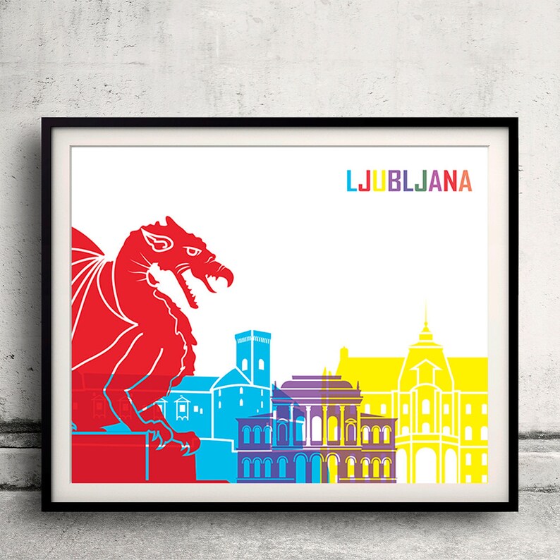 Op de afbeelding: Een kleurrijke illustratie van de skyline van Ljubljana met een rode draak, een blauwe kerk, een paars gebouw en een geel gebouw. De tekst "LJUBLJANA" staat in regenboogkleuren boven de skyline.