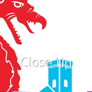 Op de afbeelding: Een rode draak met een woeste uitdrukking, die naar links kijkt, met een blauw kasteel op de achtergrond. De tekst "Close Up" staat in wit onder de draak.