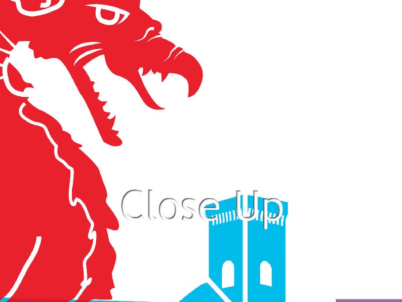 Op de afbeelding: Een rode draak met een woeste uitdrukking, die naar links kijkt, met een blauw kasteel op de achtergrond. De tekst "Close Up" staat in wit onder de draak.