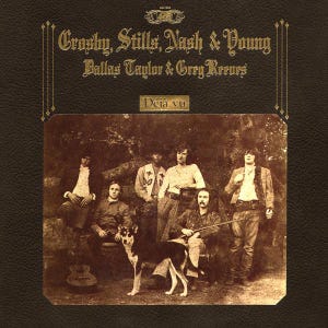 Può includere: Copertina dell'album "Déjà Vu" di Crosby, Stills, Nash & Young. L'immagine in seppia mostra i membri della band in posa con un cane. Il titolo dell'album e i nomi degli artisti sono in lettere dorate su sfondo marrone scuro.