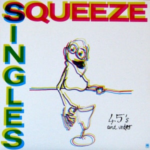 Pode incluir: Capa do álbum "Squeeze Singles" com uma figura de desenho animado e um copo. A palavra "SQUEEZE" está em vermelho e amarelo, e "SINGLES" em azul e verde. O texto diz "45's and under".