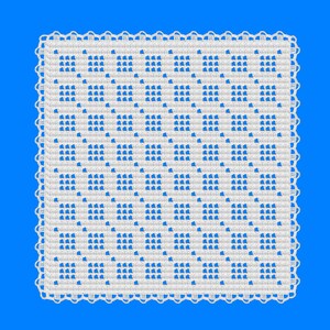Puede incluir: Doily de crochet blanco con un delicado patrón de cuadrados y un borde festoneado.