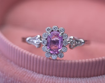 Rosa safir förlovnings- eller jubileumsring Oval Halo i vitt guld. Underbar!!!!