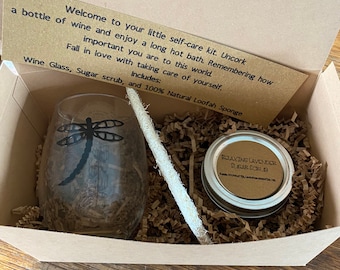 Caja de regalo de spa: copa de vino de libélula, exfoliante de azúcar y lavanda y lufa