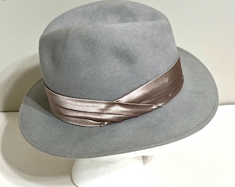 Lis Claiborne 100% wool hat Liz Claiborne Magenta Pink 100% Wool Felt Black Band Accent  main image 4
