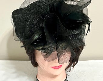 Sombrero formal vintage de lana negra, tipo pastillero, para iglesia o con lazo de plumas de tul.