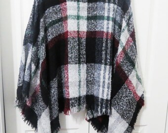 Poncho a cuadros con botones y cuello vuelto, Poncho con cuello