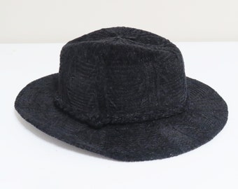 Sombrero fedora para mujer, con textura de chanille negra y banda trenzada con nudo.