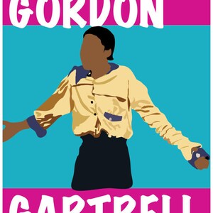 Puede incluir: Un p&oacute;ster con un esquema de color rosa, azul y blanco. El p&oacute;ster presenta una ilustraci&oacute;n de dibujos animados de una persona que lleva una camisa amarilla y pantalones negros. El texto "The Gordon Gartrell" est&aacute; escrito en letras blancas en el p&oacute;ster.
