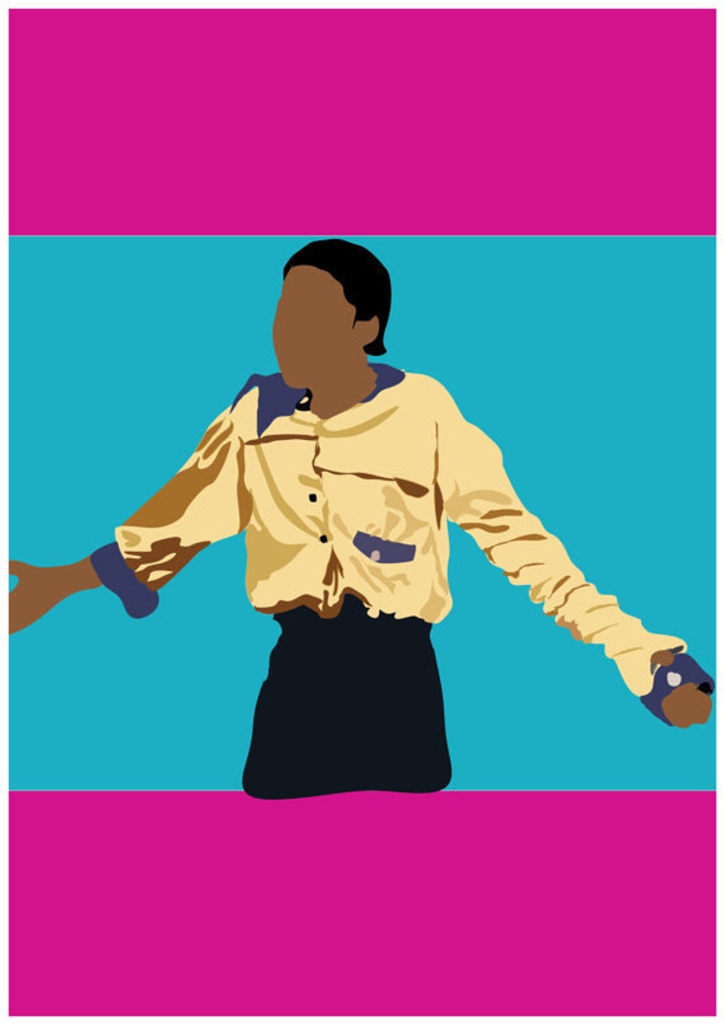 Puede incluir: Una persona con una camisa amarilla con cuello azul y una falda negra. La persona est&aacute; de pie sobre un fondo azul y rosa.