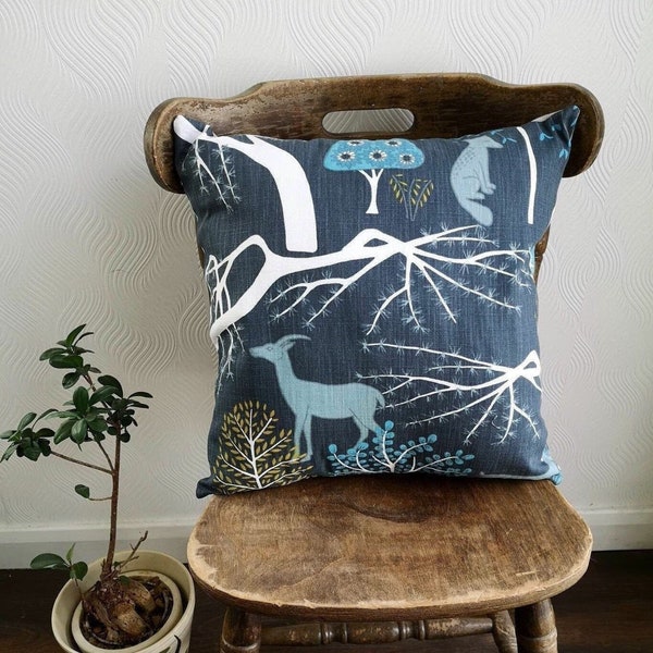 Housse de coussin Scandi, scène de forêt nordique, gris ardoise, blanc, bleu, moutarde, coussin animal, coussin de dispersion botanique, housses de coussin uk