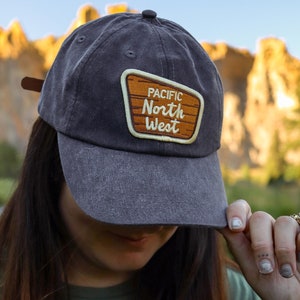 Gorra de papá con la línea divisoria del noroeste del Pacífico: gorra ajustable sin estructura con parche de señal forestal