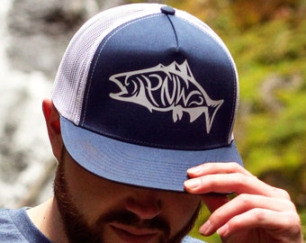 Spirit of the PNW - Lachs - Fünf Panel Mesh Verstellbarer Trucker Hat (Einheitsgröße) - Auffällige, kultige Bilder aus dem pazifischen Nordwesten