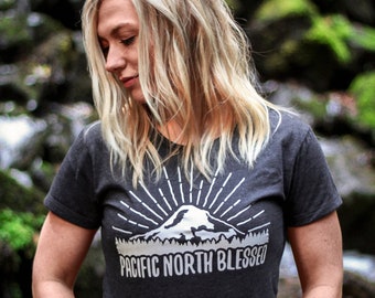 Pacific North Blessed Damen T-Shirt - Erhältlich in 2 Farben - Zu gesegnet, um im Nordwesten gestresst zu werden
