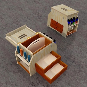 Pode incluir: Duas caixas de ferramentas de madeira com gavetas e compartimentos abertos. Uma caixa de ferramentas tem uma tampa articulada e gavetas abertas, enquanto a outra tem uma ranhura na parte superior e um conjunto de gavetas. Acabamento em madeira natural com detalhes em laranja e azul.