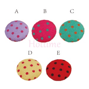 Può includere: Cinque bottoni rotondi rivestiti in tessuto con pois. I colori includono lavanda, rosa acceso, turchese, giallo e rosso, ciascuno con pois a contrasto. La parola "Hottime" è visibile. Adatti per cucito creativo e progetti fai-da-te.