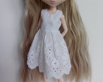 Simple white dress, great base for many outfits for pullip blythe azone momoko obitsu and similar dolls