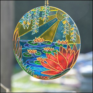 Waterlilies Lake Suspending Suncatcher pour la décoration de jardin colorée, décoration de fenêtre florale en verre teinté peinte à la main, cadeau damoureux des fleurs image 8